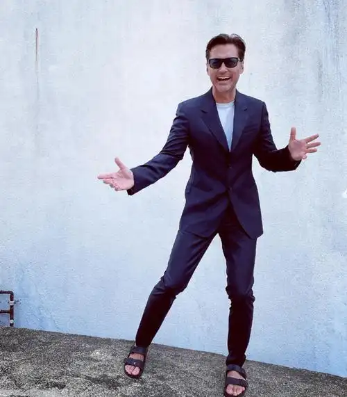 大哥肚腩抢镜三弟满头白发,二哥仍有型_王盛德_视频_社交