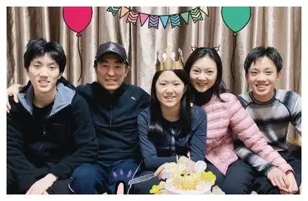 张艺谋庆祝70岁生日,妻子为其p图晒全家福,幸福之家