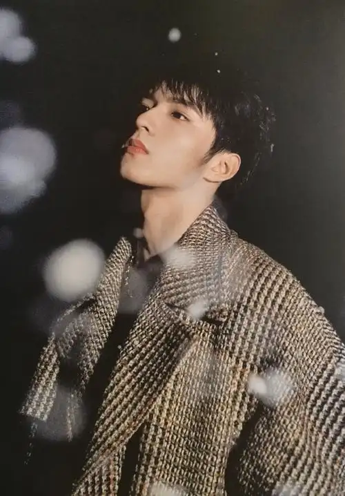 啊…眉眼喉结下巴全部都太有看点了…………    #新生代演员刘耀文