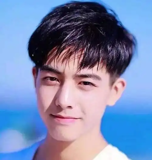 2021年最新潮蓬松男生微烫发型