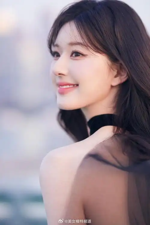 赵露思天台落日剪影大片释出黑纱点缀白皙皮肤侧颜美