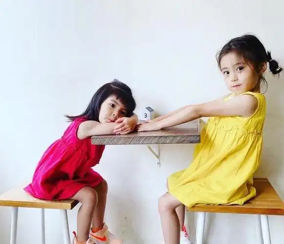 贾静雯晒女儿近照,咘咘以为拍照开心比v,得知真相卖萌