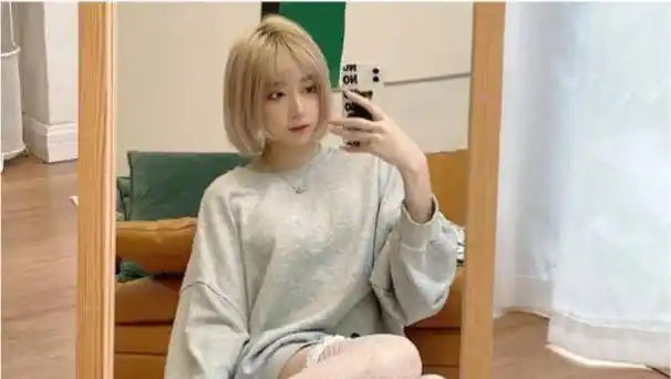 咬米新视频被指胖到脸方,放大后的长相和早前素颜照神似_网友_照片