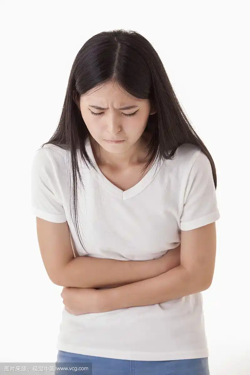 青年女人,肚子痛