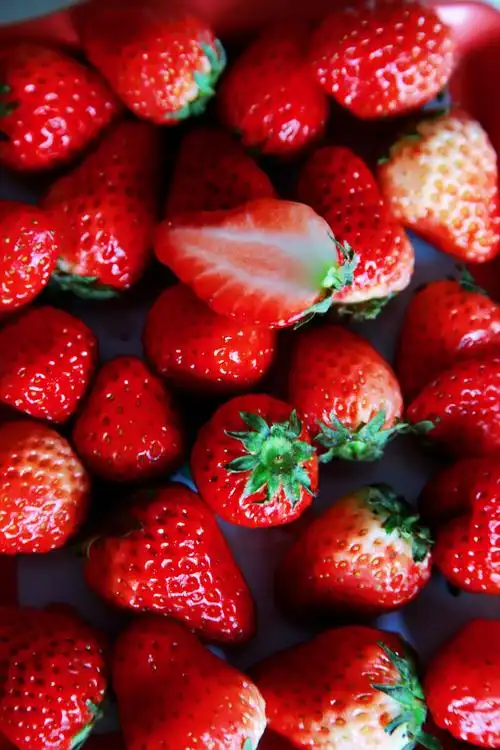 买2斤草莓,先给它们凹造型拍写真,红红火火,真喜庆