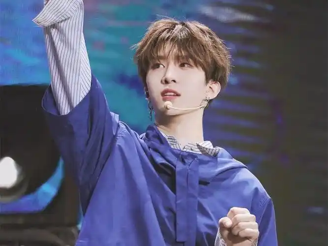 路人镜头下的范丞丞暴露真实颜值?没想到现实中的他是这个样子