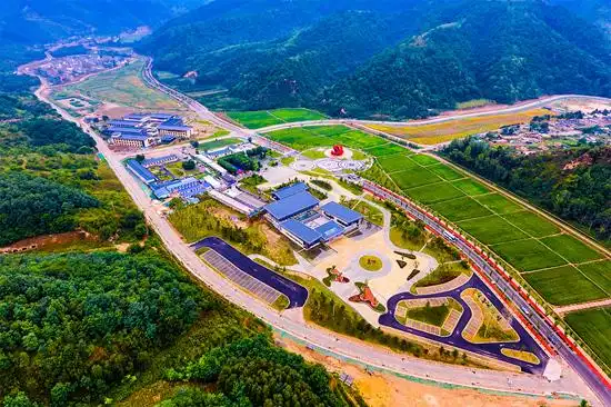 如今的南泥湾 鲜花正满川