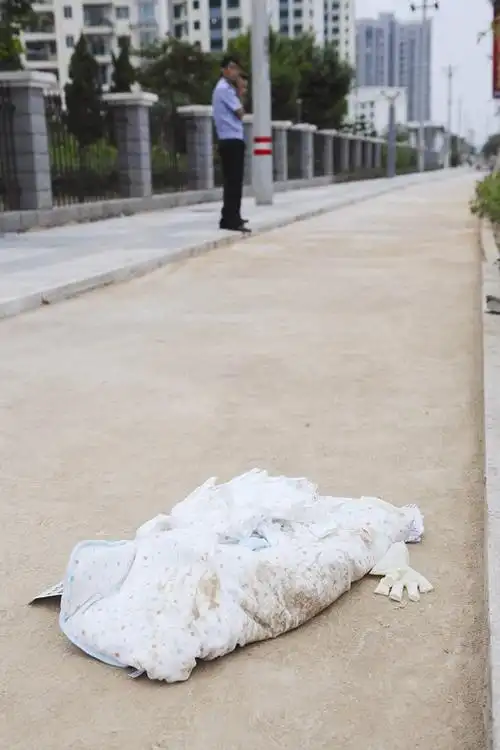 被弃婴儿死在马路边