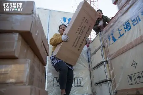 15日一早6点,金强俩人开始在工地卸货.