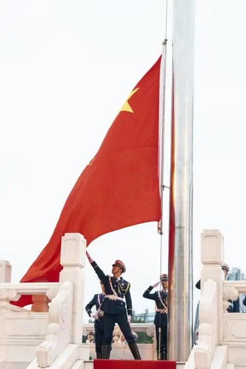 向国旗敬礼!福州新年的第一面五星红旗,由"火焰蓝"升起