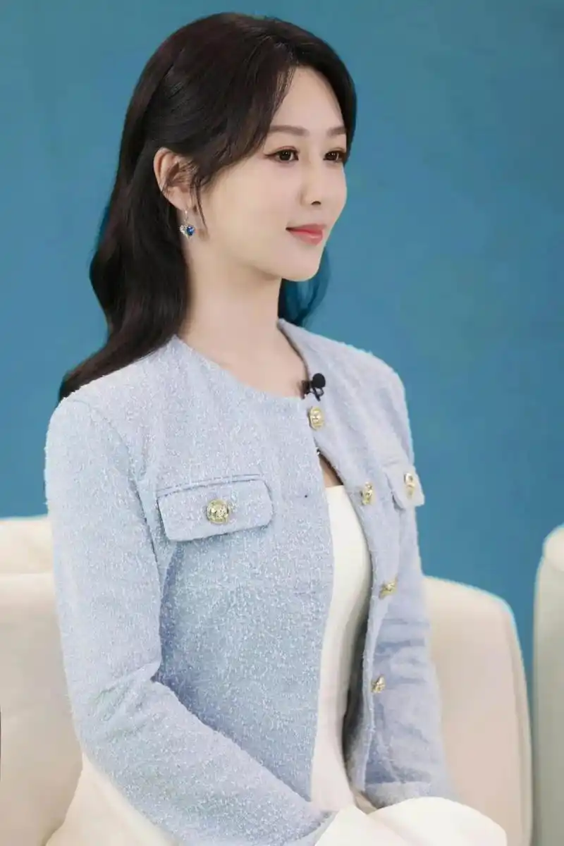 杨紫可以给造型师"加鸡腿"了!直播穿搭温柔大方,真圈粉.