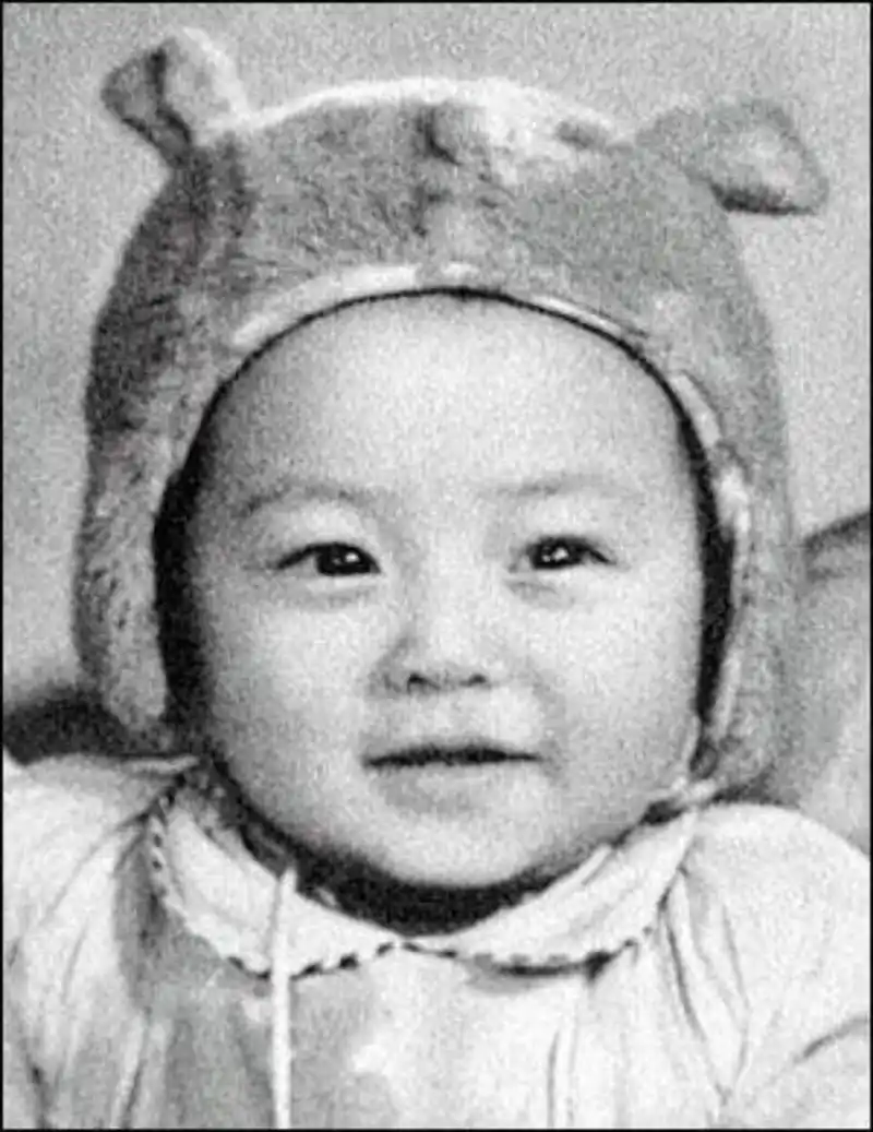 为国争光的郭晶晶童年时的两张照片,虎头虎脑的甚是可爱.