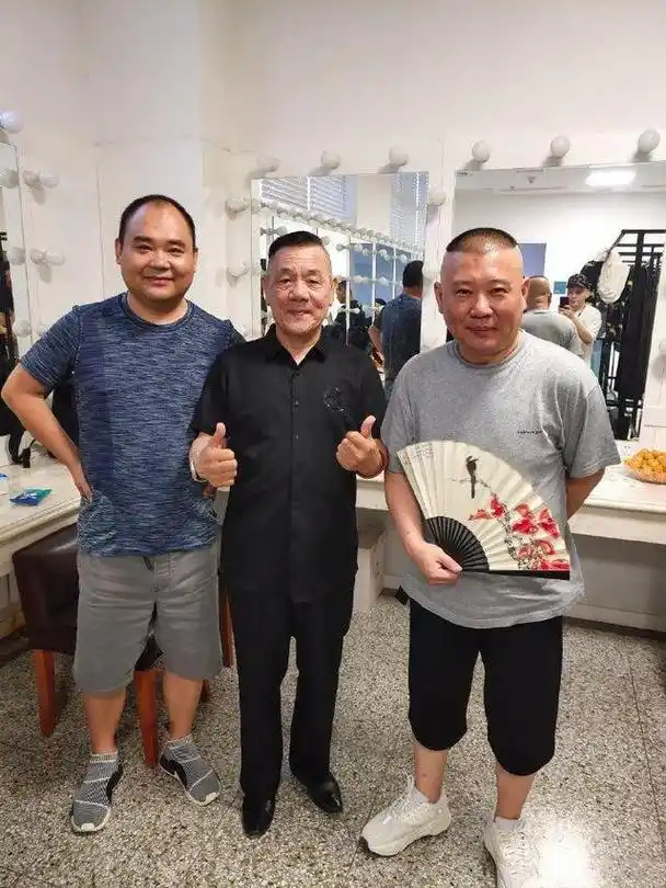 德云社侯震迎来47岁生日,比郭德纲小三岁的他,活得让人羡慕