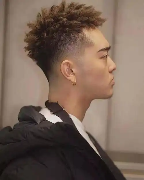 黑人烫则是模仿黑人的小卷发型的一种烫发方式,其中最经典的就是钢丝