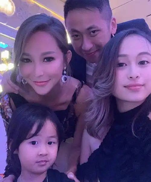 洗米嫂穿着性感高调亮相三代同堂独缺洗米华还在英国陪小三