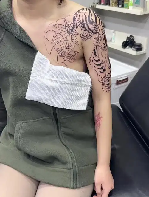 美女来纹身,看这图案应该是个老虎吧
