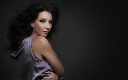 卷发的女孩,黑色的背景 壁纸