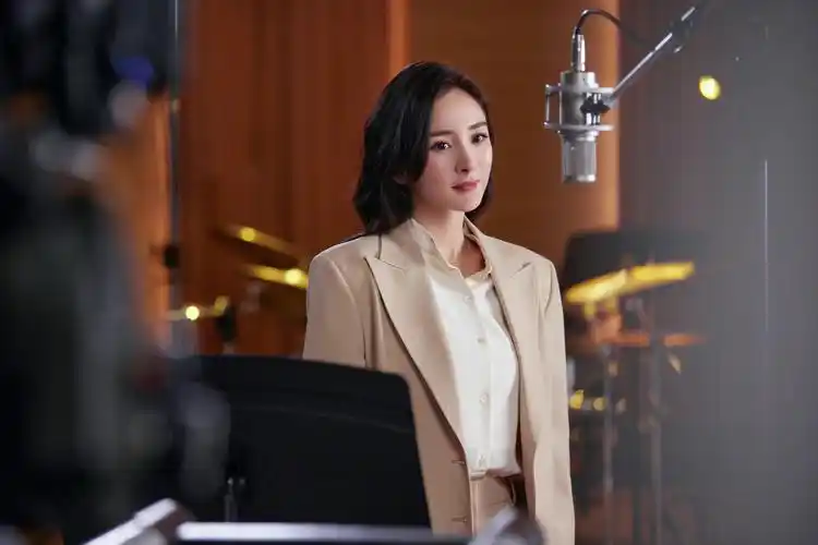 杨幂身着米色丝质衬衫,以非凡质感提升造型魅力,尽显温婉气质与知性