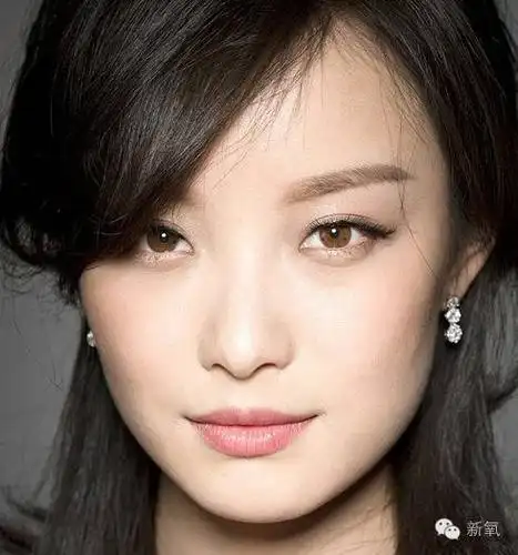 我大天朝人瞳孔颜色大多是深棕,所以倪妮浅一点的琥珀色瞳孔,就有点