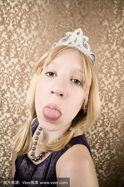 一个戴着头冠的漂亮女孩伸着舌头