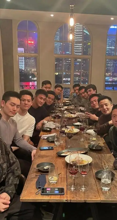 去ig搬运了一些王厚杰的照片觉得还挺帅的