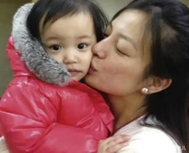 同样是养孩子,赵薇选奶粉,章子怡坚持母乳,如今两人的差距真大