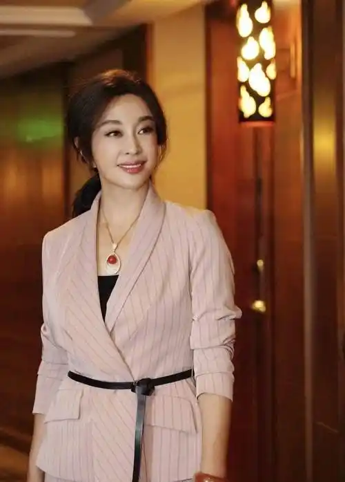 64岁刘晓庆依然时尚万种,穿镂空裙尽显白皙肤色,身材时尚好迷人_少女