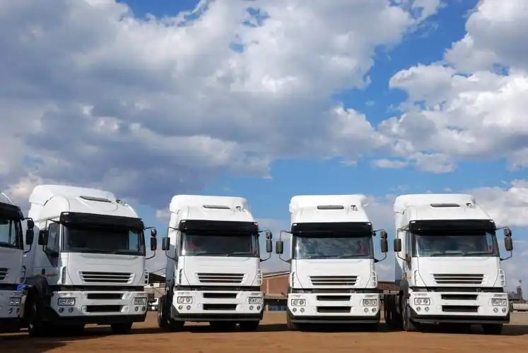 整齐停放卡车景观高清图片下载