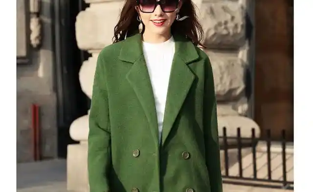 浅绿色风衣里面搭配什么衣服