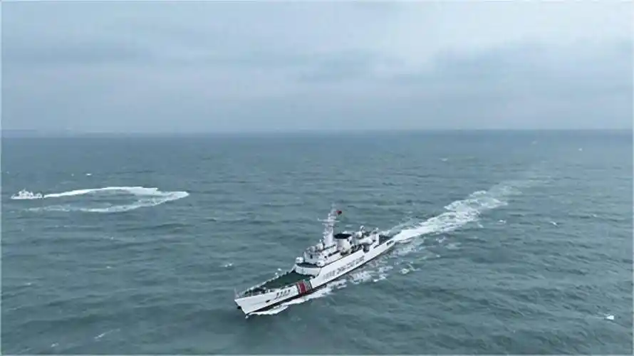 船面前,对面只能望风而逃2012年前后,东海局势空前恶化,钓鱼岛首当其