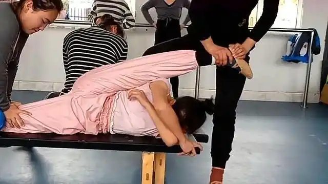 一个人怎么狠练撕腿