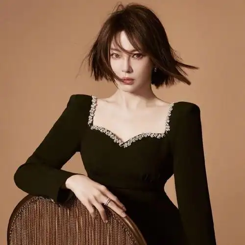 张雨绮六年来第一次换微博头像新头像短发黑裙好洒脱