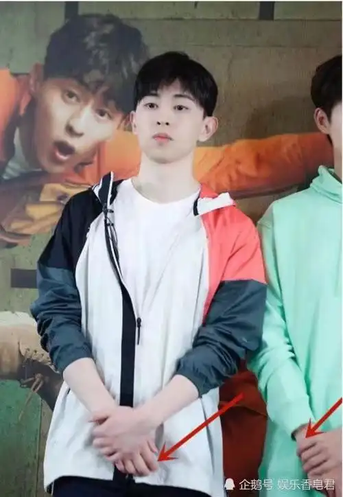 邓伦魏大勋同框拍照,看到他们比心后,网友:没有对比就没伤害!