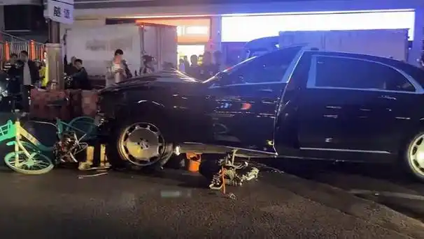 成都一豪车当街撞人致4死伤,37岁肇事者照片流出,现场