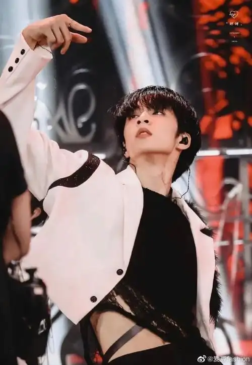 壁纸#分享一些刘耀文舞台神图每一张都适合做壁纸,@时代少年团-刘耀文