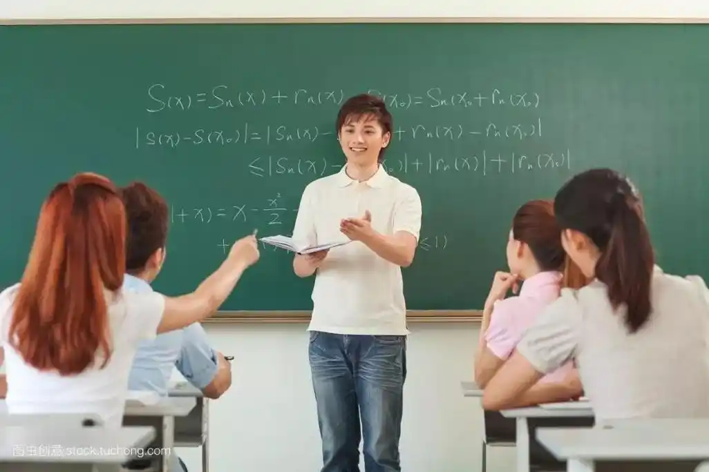 教师上课,演讲中的手势,表情和姿势