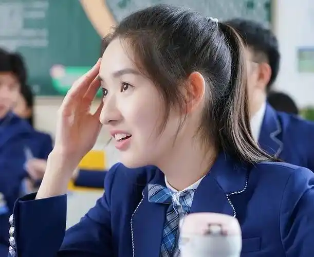 在几个高中学生的家庭上,将他们参加高考遇到的各种情况展露给了观众