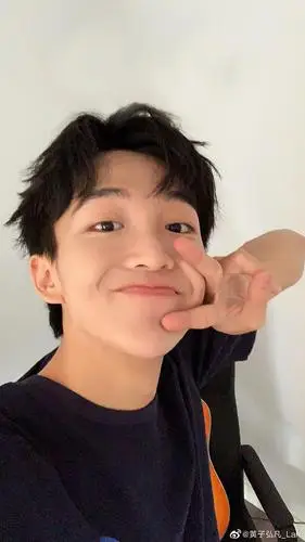 远古19年11月自拍,角度不显山根挺可爱的,感觉这张肤色自然很多