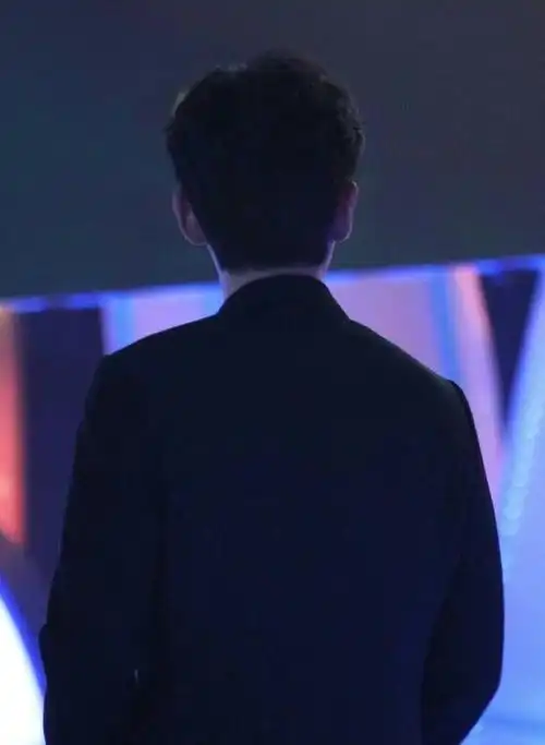 背影,一个后脑勺,一个小动作,也能在茫茫人海中找到他,就好像朱一龙和