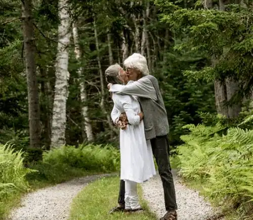 40年恩爱如一,这对80岁老夫妻每天像活在童话里,他们的婚姻秘密今天