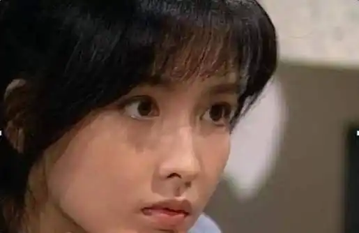 周慧敏无意暴露家中内景,面积小朴素到让人吃惊,被指是真实写照