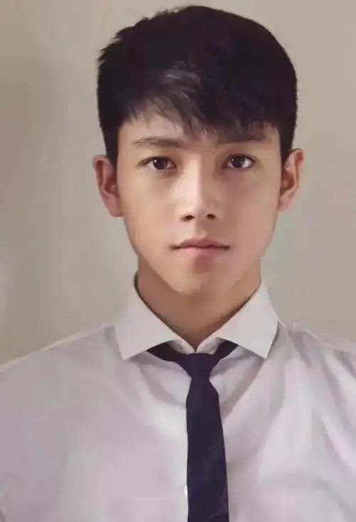 小脸男生短碎发剪斜刘海发型立体度十足的男生短发,额头上方精剪出的