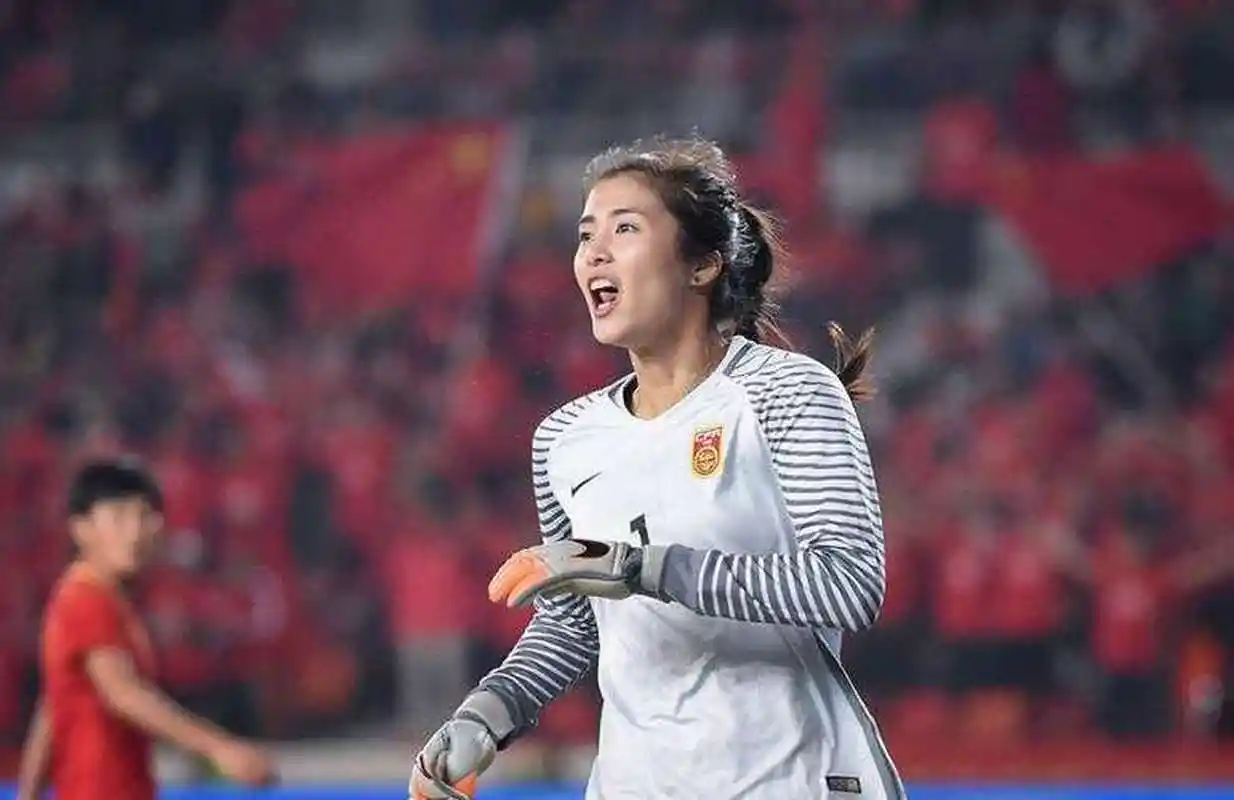 中国女足门将赵丽娜官宣退役,这位"最美门将"给球迷带来了许多精彩的