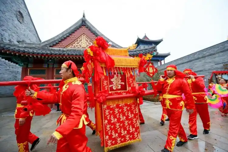 即墨6对新人举行集体"中式婚礼" 骑马迎亲抬花轿