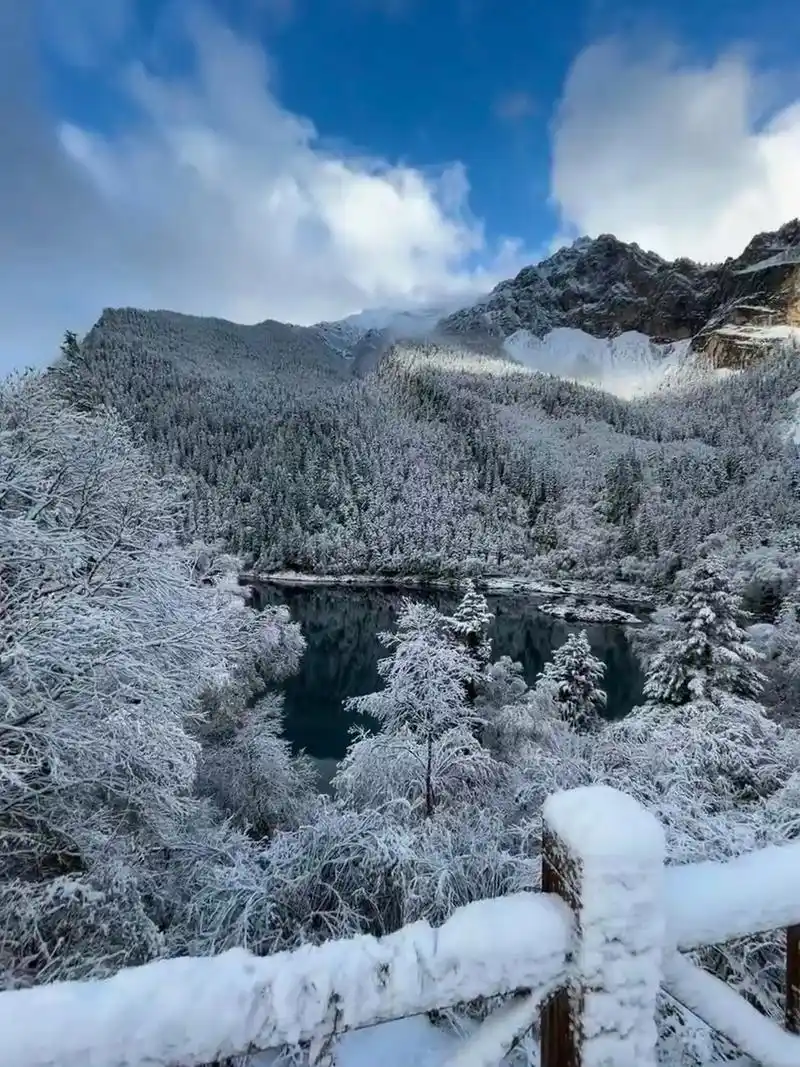 九寨沟下雪啦 美得不可思议  九寨沟却迎来了一场美丽的雪景.