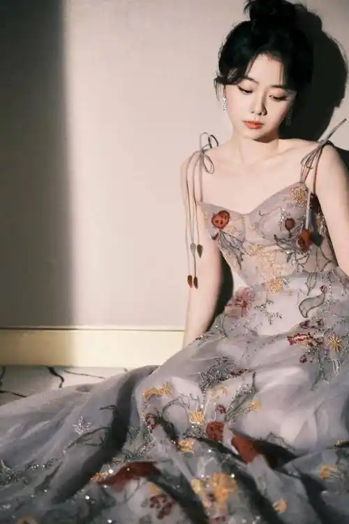 谭松韵繁花油画纱裙造型,露美背香肩美艳动人,笑起来超甜_唯美_亮片