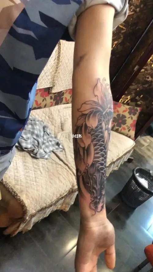 男生包小臂锦鲤纹身