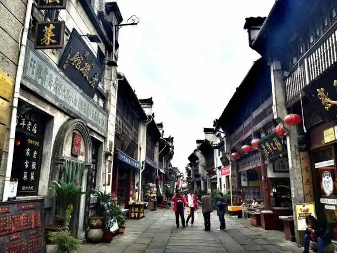 天下第一奇山～黄山 画里水乡～宏村 古代街市～屯溪老街