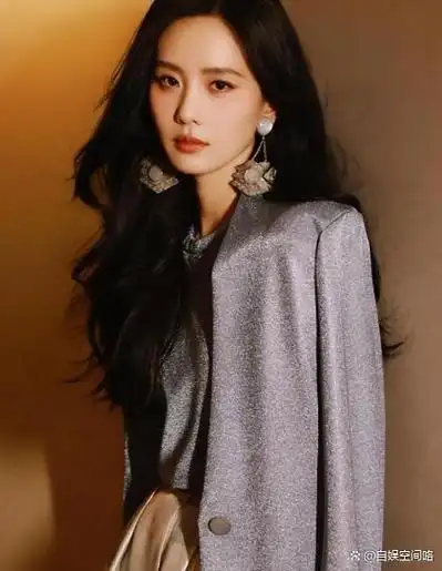 飒甜唐嫣梦幻诗诗,肖战娜扎辣眼勾人,刘涛制服打破常规