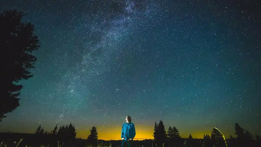 迷茫时,看看星空,那里有数不尽的星星,每一颗星星都是一片纯真的希望.